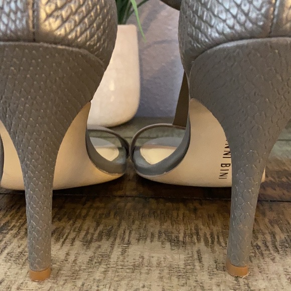 Gianni Bini T strap heels - Picture 3 of 8